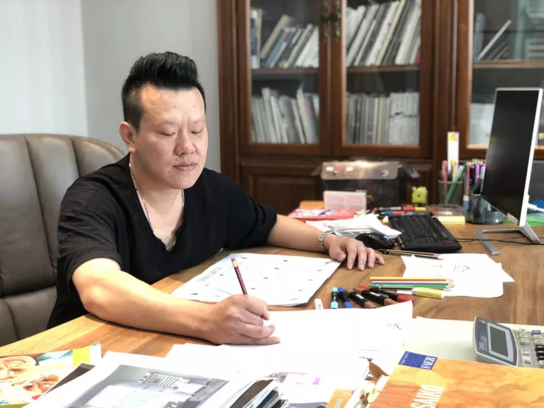 從畫筆到夢(mèng)想，他的眼中綻滿了童話